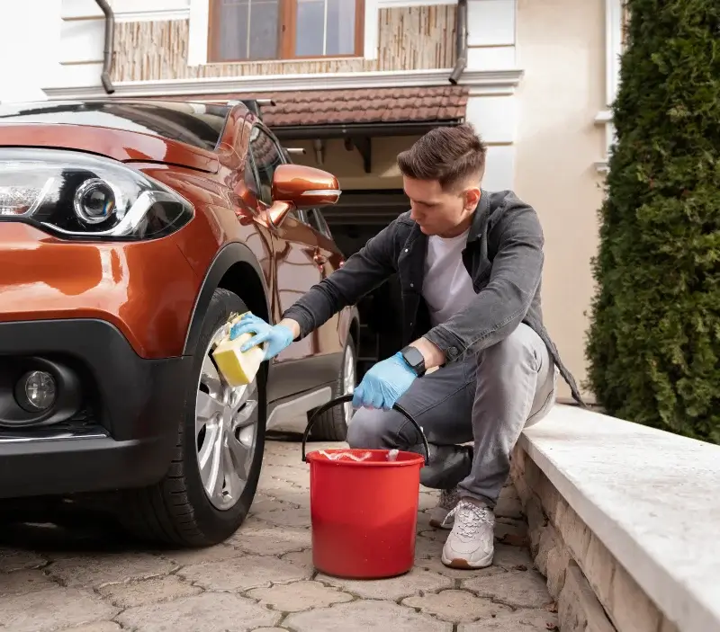 Lavage auto à domicile Salornay-sur-Guye : professionnel intervenant sur un véhicule